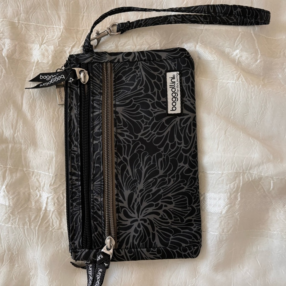 4 -piece set handbag, card wallet, wristlet and small clip on accessories pouch. - Picture 8 of 10